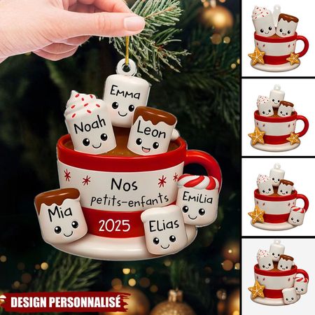 Personalisierte Weihnachtskugel aus Acryl – Tasse mit heißer Schokolade und den Namen der Enkelkinder